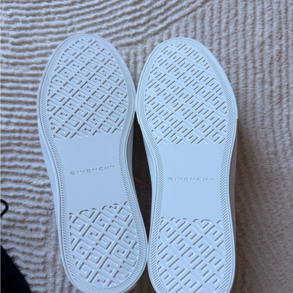 Givenchy Pink Low-Top Logo-Embossed Canvas Sneakers - Picture 4 of 7